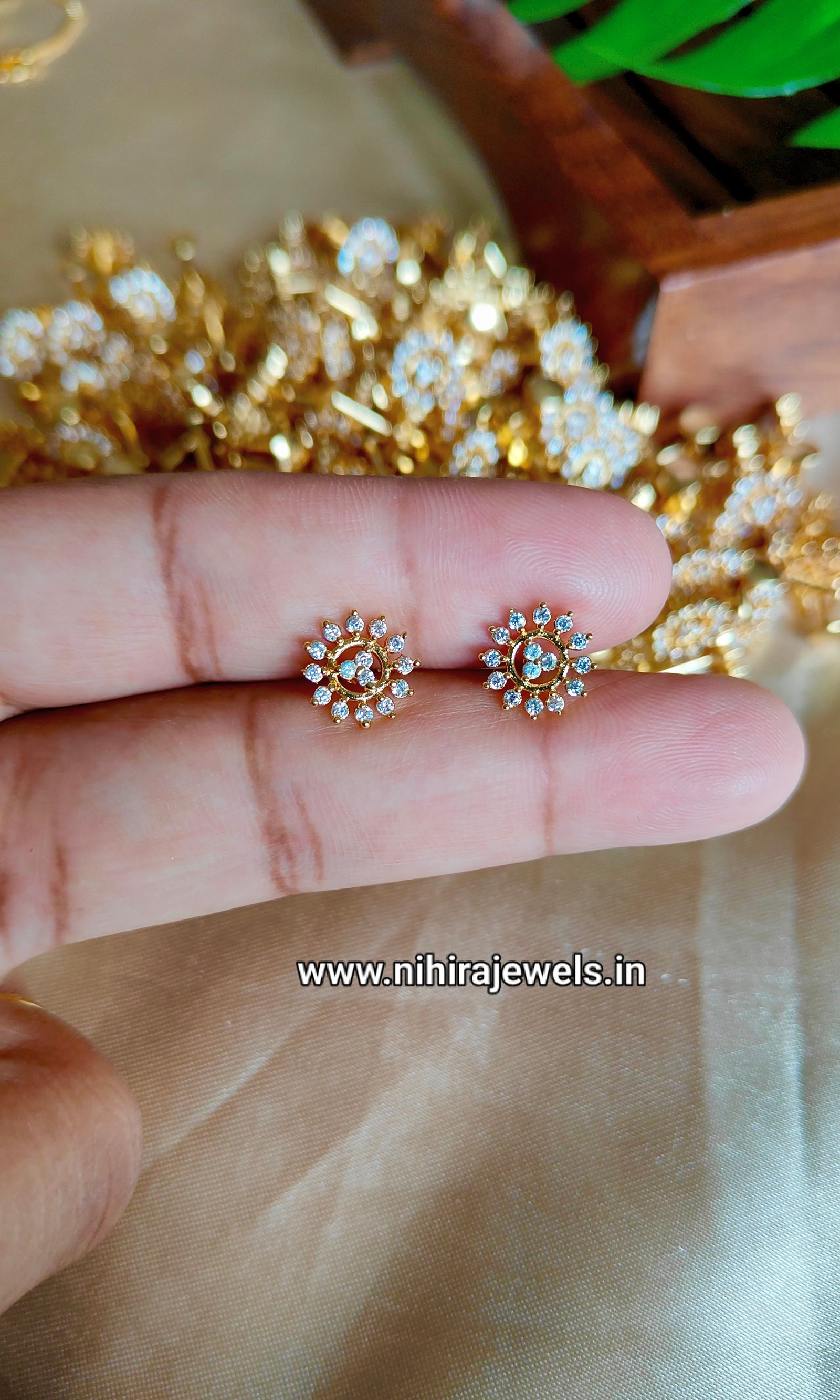 Manju Earstud Design 5  white