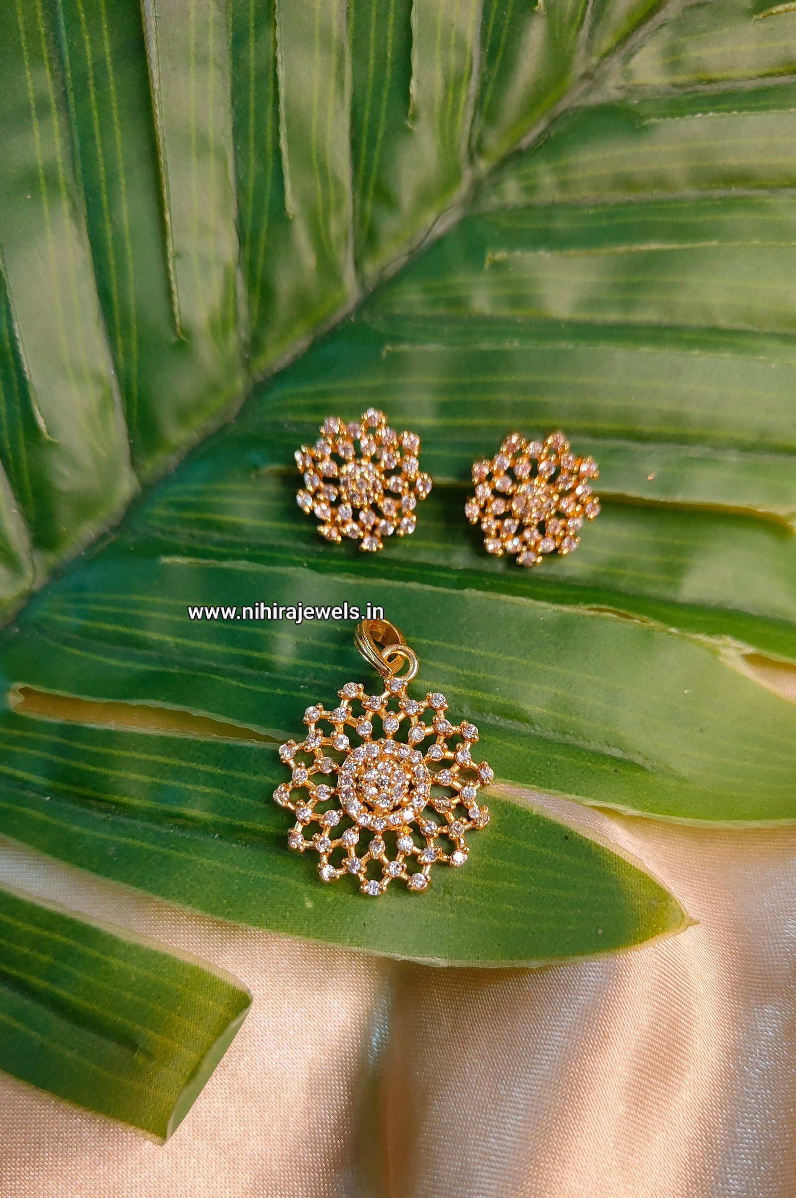 Nihira Diamond Glow  Locket with 1-Pair Earrings design 4