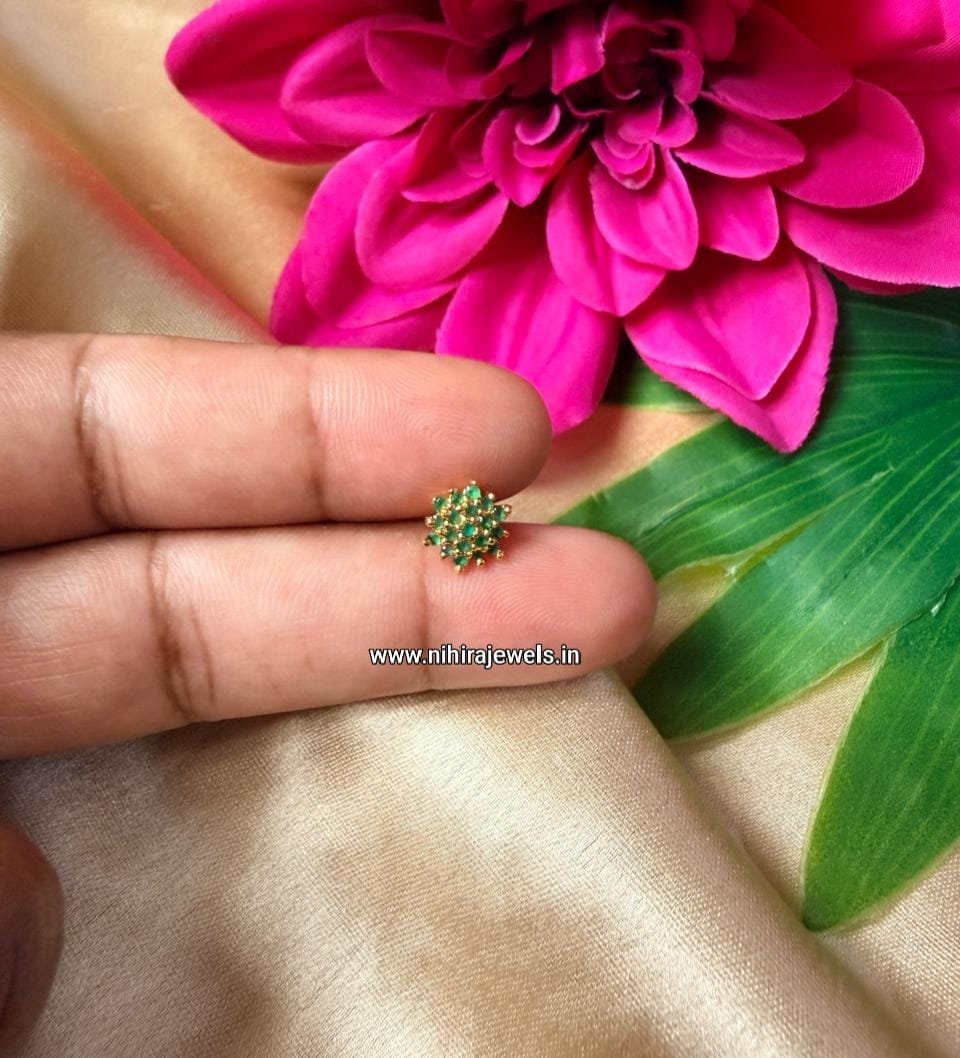 Tharaka Green Nosepin (7.5 mm)