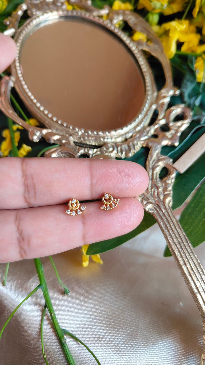 Chandrika white stones -Earstud