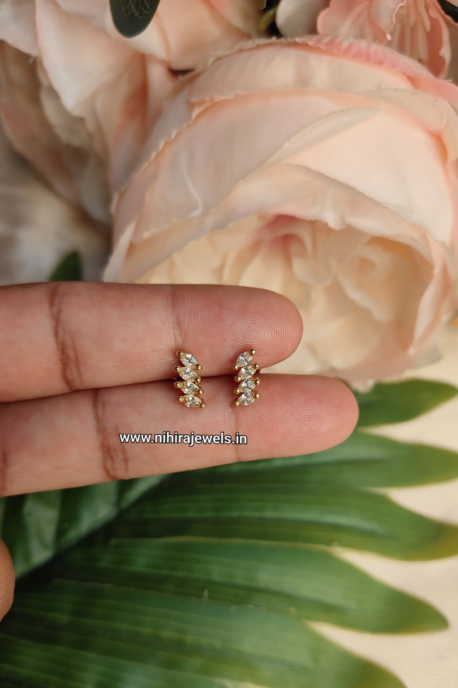 Nihira Helix Earstud - White